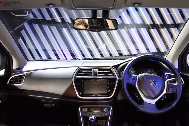 Một màn hình cảm ứng đặt ở chính giữa bảng điều khiển giúp các nút bấm được lược bỏ đáng kể.