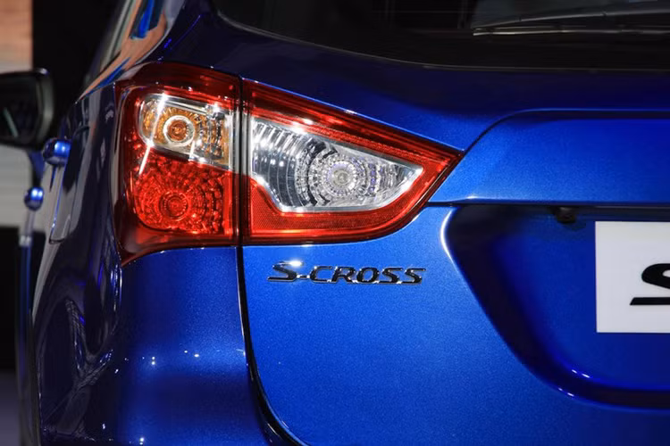 Ngoài đèn pha Projector tự động được trang bị, cụm đèn hậu của xe cũng được tích hợp hệ thồng đèn Led.