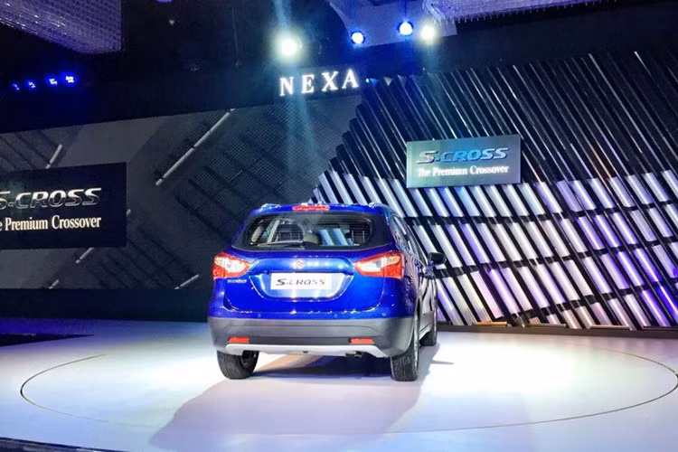 Mẫu Suzuki S-Cross có hai tùy chọn động cơ và cả hai động cơ này đều chạy dầu. Bên cạnh đó, nó không được cung cấp tùy chọn hộp số tự động mà chỉ trang bị số sàn 6 cấp cho bản 1.6 và số sàn 5 cấp cho bản 1.3.