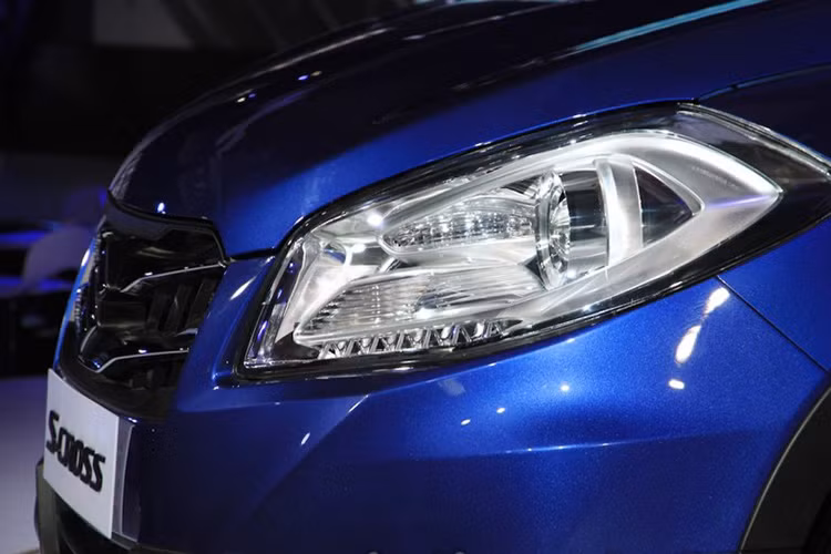 Hai bên là cụm đèn pha có kích thước khá lớn sử dụng bóng projector và được tích hợp dải đèn LED ban ngày. 