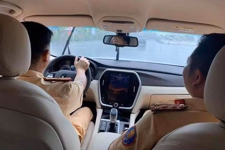 Tuy vậy, để phù hợp hơn với lực lượng tuần tra giao thông cũng như các điều kiện bên trong và ngoài..., nhiều khả năng cả 2 mẫu xe cảnh sát Vinfast Lux mới này sẽ được hãng xe ôtô thương hiệu Việt Nam điều chỉnh lại một số chi tiết để phù hợp hơn với công năng và mục đích sử dụng, nhằm phát huy hiệu quả công việc.