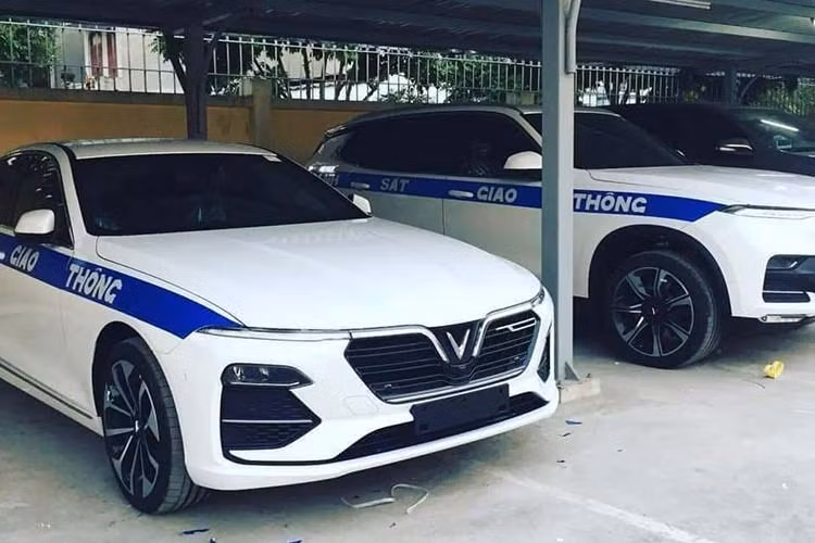 Thực tế từ lâu cộng đồng người yêu xe ở Việt Nam đã mong chờ các phiên bản xe cảnh sát Vinfast sẽ lăn bánh trên các con phố cả nước, hình ảnh một mẫu xe mang thương hiệu Việt phục vụ các đơn vị cảnh sát thật sự phù hợp, nó cũng giống như nhiều nước trên thế giới sử dụng xe nội địa làm nhiệm vụ cho quốc gia.