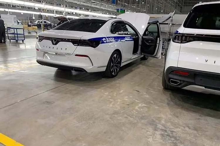 Xuất hiện trong hình ảnh đăng tải trên mạng xã hội, bộ đôi VinFast Lux A2.0 và Lux SA2.0 sơn màu trắng và có thêm viền màu xanh in dòng chữ của lực lượng CSGT. Cả hai mẫu xe này đều là phiên bản cao cấp nhất với đặc điểm dễ thấy là những bộ mâm đúc cỡ lớn.