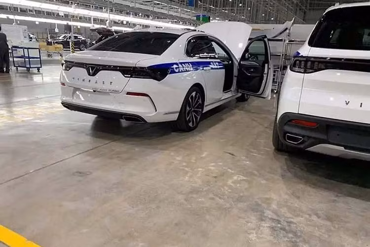 Xuất hiện trong hình ảnh đăng tải trên mạng xã hội, bộ đôi VinFast Lux A2.0 và Lux SA2.0 sơn màu trắng và có thêm viền màu xanh in dòng chữ của lực lượng CSGT. Cả hai mẫu xe này đều là phiên bản cao cấp nhất với đặc điểm dễ thấy là những bộ mâm đúc cỡ lớn.