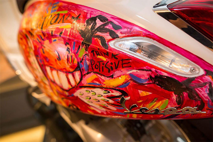 Trên phần đầu xe, ngoài các nút bấm điều khiển như xi nhan, đèn, còi, cụm đề khởi động, ABS... hãng xe máy Piaggio đã trang bị thêm nút mở yên dùng điện cho Sprint, người dùng không còn phải rút chìa khoá rồi cắm vào yên mới có thể mở được cốp như trước đây. Phần đồng hồ công tơ mét của xe không có nhiều thay đổi.