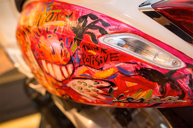 Trên phần đầu xe, ngoài các nút bấm điều khiển như xi nhan, đèn, còi, cụm đề khởi động, ABS... hãng xe máy Piaggio đã trang bị thêm nút mở yên dùng điện cho Sprint, người dùng không còn phải rút chìa khoá rồi cắm vào yên mới có thể mở được cốp như trước đây. Phần đồng hồ công tơ mét của xe không có nhiều thay đổi.