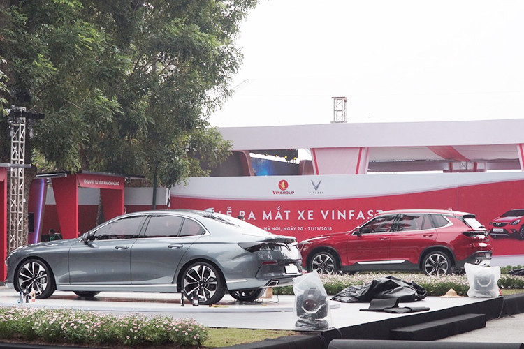 Bên cạnh chiếc xe cỡ nhỏ VinFast Fadil là hai mẫu xe LUX A2.0 và LUX SA2.0. Cả hai mẫu xe này đều được đưa về Việt Nam từ ngày 10/11 sau khi ra mắt thành công tại Paris Motor Show 2018 hồi đầu tháng 10.