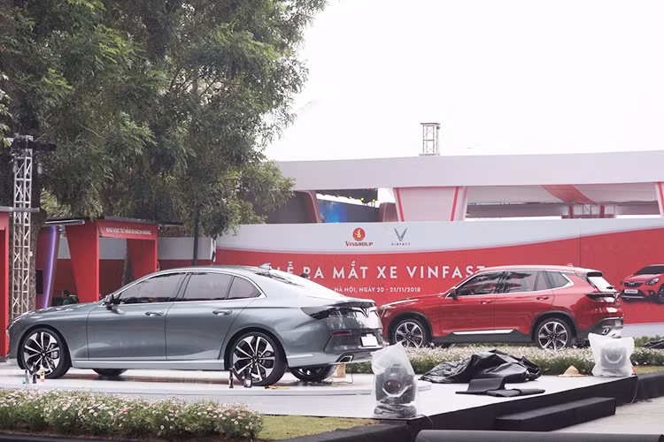 Bên cạnh chiếc xe cỡ nhỏ VinFast Fadil là hai mẫu xe LUX A2.0 và LUX SA2.0. Cả hai mẫu xe này đều được đưa về Việt Nam từ ngày 10/11 sau khi ra mắt thành công tại Paris Motor Show 2018 hồi đầu tháng 10.