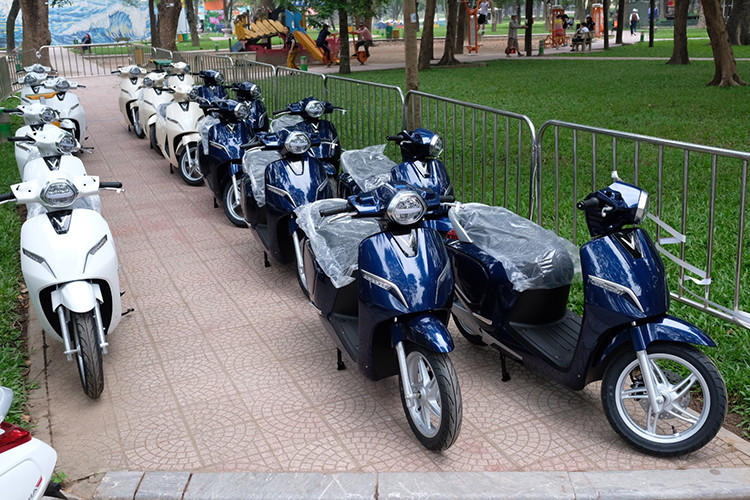 Được biết, khu trưng bày xe VinFast tại công viên Thống Nhất sẽ mở cửa cho công chúng đến tham quan và mua sắm từ 17h – 21h ngày 20/11 và từ 9h – 21h ngày 21/11. Sau đó, sẽ là đến Tp. HCM, cụ thể là tại khu đô thị Vinhomes Central Park vào ngày 25/11 và 26/11/2018.