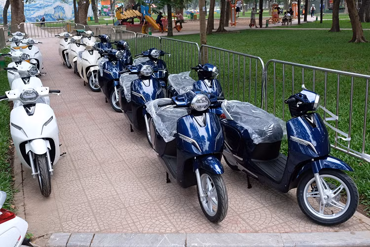 Được biết, khu trưng bày xe VinFast tại công viên Thống Nhất sẽ mở cửa cho công chúng đến tham quan và mua sắm từ 17h – 21h ngày 20/11 và từ 9h – 21h ngày 21/11. Sau đó, sẽ là đến Tp. HCM, cụ thể là tại khu đô thị Vinhomes Central Park vào ngày 25/11 và 26/11/2018.