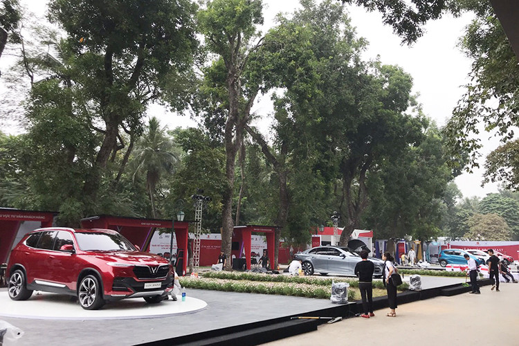 Trong khi mẫu sedan Vinfast Lux A2.0 sẽ có tới 2 lựa chọn động cơ, loại công suất 174 mã lực và mô-men xoắn 300 Nm, 228 mã lực và mô-men xoắn 350 Nm, cũng dùng hệ dẫn động cầu sau. 