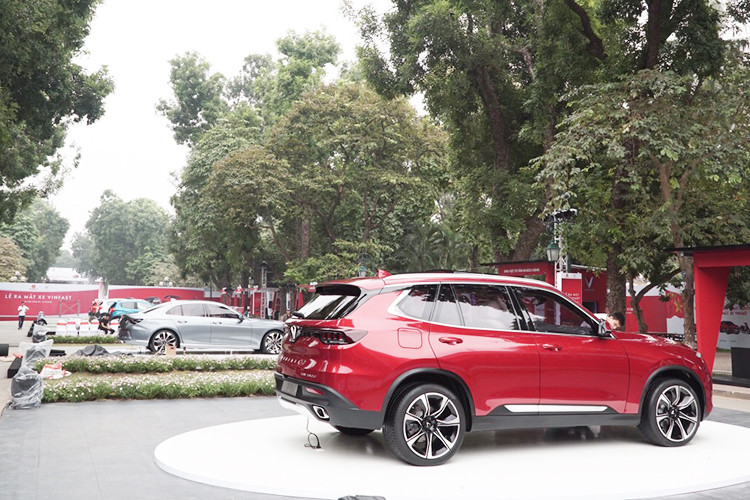 Chiếc SUV VinFast Lux SA2.0 sở hữu động cơ có công suất cực đại 228 mã lực và mô-men xoắn 350 Nm, dẫn động cầu sau hoặc 4 bánh.