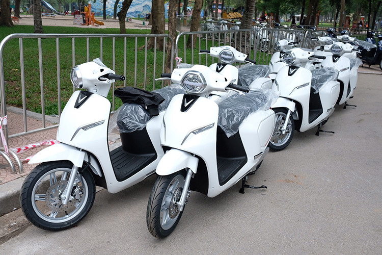 Ngoài các mẫu ôtô Vinfast còn có thêm xe máy điện Klara của nhà sản xuất này. Được biết, khách tham quan có thể đặt hàng ngay một chiếc xe cho mình tại sự kiện này với mức ưu đãi đặc biệt về giá bán.