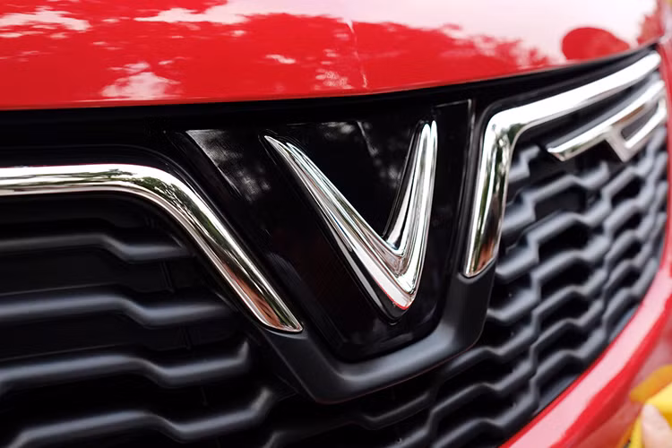 Tại thị trường châu Âu, xe có 3 phiên bản cùng động cơ xăng i3 1.0L DOHC đi kèm hộp số sàn 5 cấp và hệ thống dẫn động cầu trước cho công suất tối đa 73 mã lực tại 6.500 vòng/phút, momen xoắn cực đại 95 Nm tại 4.500 vòng/phút, đi kèm mức tiêu hao nhiên liệu 5,1 L/100km (trên đường thử hỗn hợp) và đạt tiêu chuẩn Euro 6.