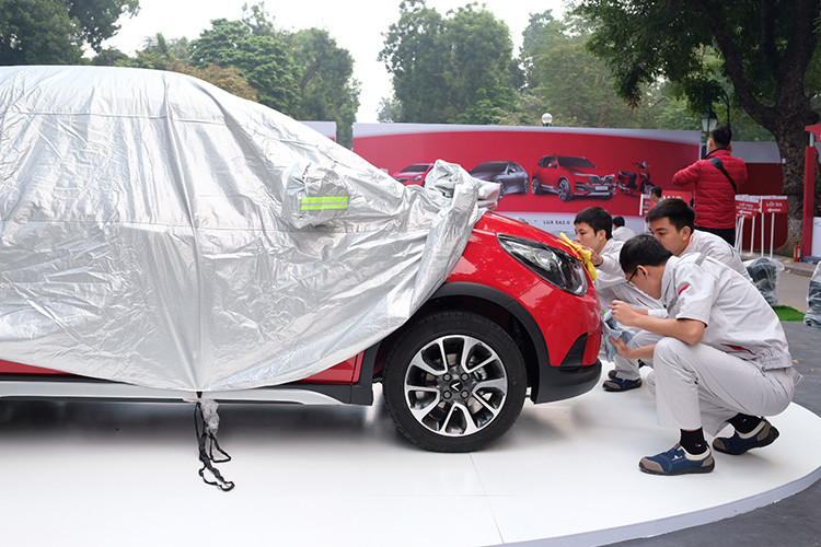 Theo hình ảnh Phóng viên ghi nhận được, sang nay 20/11 khu vực trưng bày tại công viên Thống Nhất, cổng Trần Nhân Tông, Hà Nội hiện đã được hoàn thiện sơ bộ. Đáng chú ý, các mẫu xe ôtô của VinFast sẽ được giới thiệu trong lễ ra mắt vào chiều nay 20/11 đã chính thức có mặt.