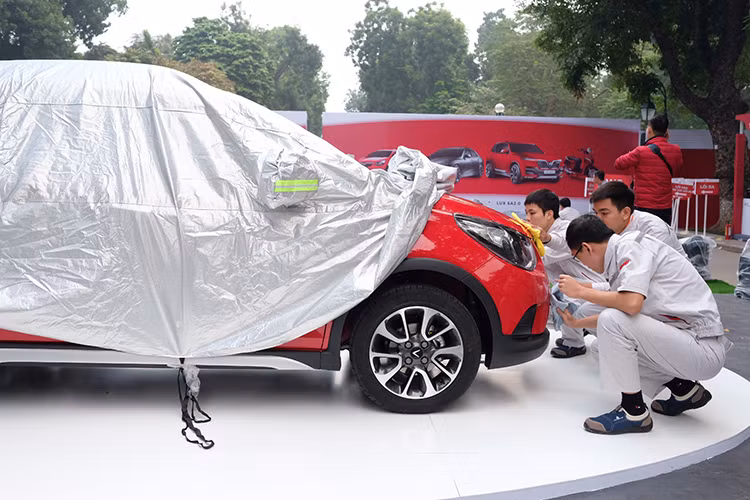 Theo hình ảnh Phóng viên ghi nhận được, sang nay 20/11 khu vực trưng bày tại công viên Thống Nhất, cổng Trần Nhân Tông, Hà Nội hiện đã được hoàn thiện sơ bộ. Đáng chú ý, các mẫu xe ôtô của VinFast sẽ được giới thiệu trong lễ ra mắt vào chiều nay 20/11 đã chính thức có mặt.