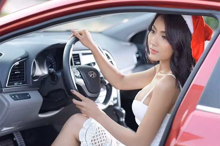 Bảng taplo của Hyundai Elantra thế hệ mới nổi bật với màn hình AVN 7 inch cảm ứng tích hợp camera lùi cùng bản đồ dẫn đường chính hãng dành riêng cho thị trường Việt Nam. Hệ thống giải trí của xe hỗ trợ Mp3/Aux/Usb/Bluetooth/Radio FM với 6 loa chất lượng cao.