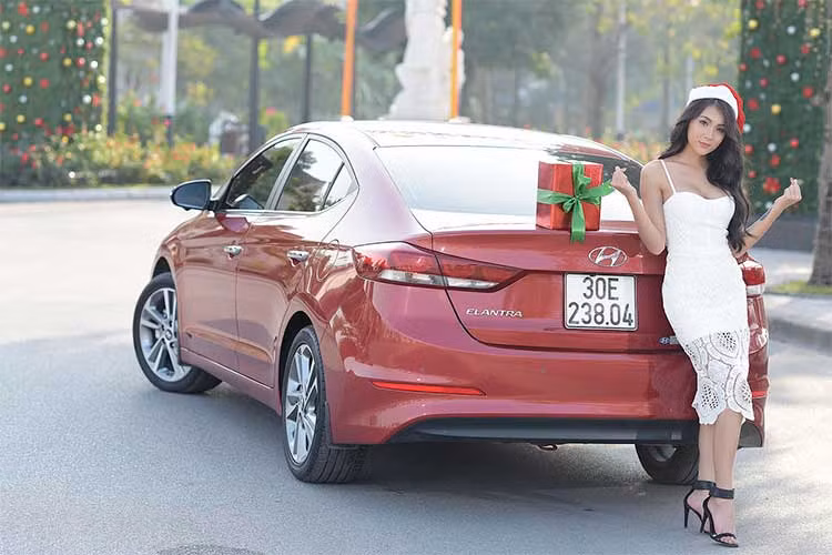 Các chi tiết ngoại thất trên mẫu xe này cũng được Hyundai tối ưu để giảm sức cản của không khí: Hốc hút gió đặt dưới thấp cùng lazang hợp kim 17 inch tạo hình khí động học, phần mui xe được vuốt xuống thấp, nắp capo được tạo đường gân hút gió hình chữ V vát dần về sau.