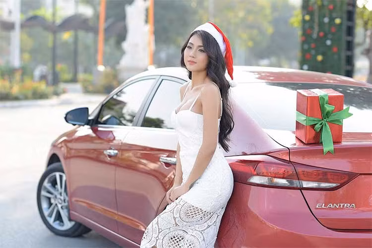 Xe được trang bị khóa thông minh Smartkey cùng nút bấm khởi động Start/Stop engine, ghế lái chỉnh điện 10 hướng, vô lăng điều chỉnh 4 hướng, cốp điều khiển từ xa thông minh, điều khiển hành trình Cruise Control, cảm biến đèn và gạt mưa tự động, kính lái chống sương mù...