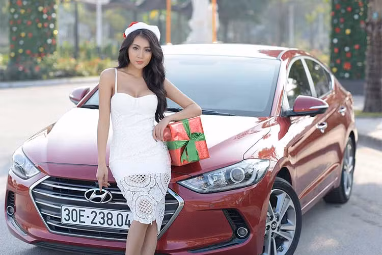 Theo bảng giá mới dành cho mẫu xe sedan Hyundai Elantra từ tháng 12/2017 thì giảm cao nhất lên tới 80 triệu đồng cho 2 phiên bản 1.6AT và 2.0AT. Như vậy, mức giá hiện tại của mẫu xe này hiện chỉ còn 609 triệu đồng với bản 1.6AT và 659 triệu đồng với bản 2.0AT. Phiên bản số sàn 1.6MT giảm 66 triệu đồng xuống còn 549 triệu đồng.