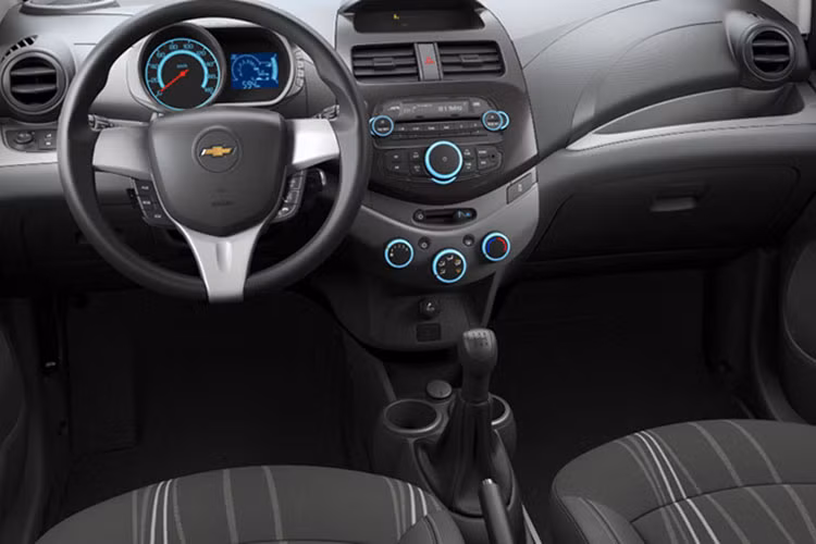 Khoang lái của Spark Duo thuận tiện, rộng rãi và thoải mái. Tuy sở hữu hình dáng nhỏ gọn bên ngoài, nhưng Spark Duo lại khiến khách hàng bất ngờ khi hé lộ không gian rộng rãi bên trong. Chiếc xe có tải trọng lên tới 238kg, cho phép người sử dụng dễ dàng chuyên chở hàng.