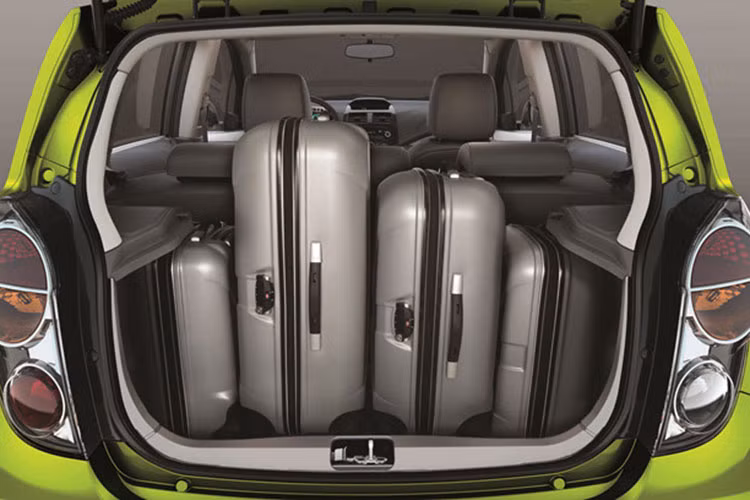 Điểm mạnh khác của Chevrolet Spark Duo nằm ở loạt tính năng an toàn của mẫu xe này. Khung xe vững chãi nhờ thép tấm cường lực và các thanh gia cường ở khung cửa và gầm xe, 2 túi khí trước, gương chiếu hậu chỉnh điện và hệ chống trộm.