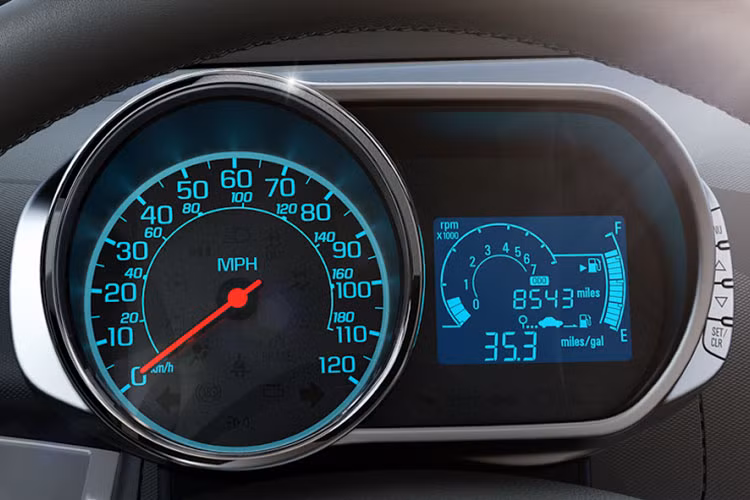 Chevrolet Spark Duo được trang bị hệ thống giải trí bao gồm radio và cổng kết nối Aux. Chìa khóa điều khiển từ xa hiện đại giúp việc mở cửa xe và xếp hàng hóa trở nên thuận tiện và dễ dàng.