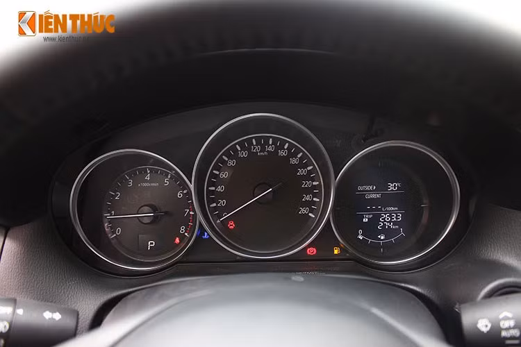 Ngoài việc tay lái được làm mới đẹp hơn đi kèm các nút bấm đa phương tiện, cụm điều khiển điều hòa tự động cũng được thiết kế lại. Đặc biệt CX-5 bản nâng cấp mới còn được bổ sung tính năng bật tắt động cơ tự i-Stop mà đời trước thiếu sót. Giao diện điều khiển HMI (Human-Machine Interface) cũng được cải tiến để thân thiện hơn.