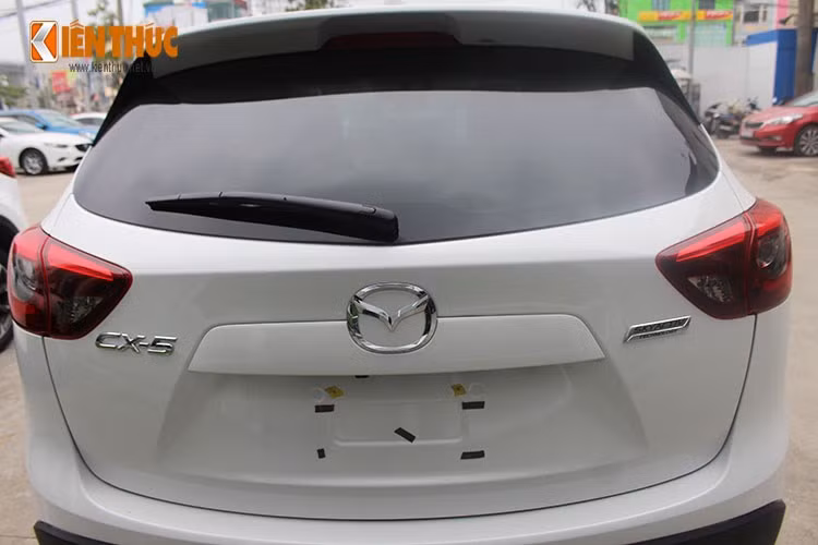 Mazda CX-5 tại Việt Nam hiện tại được trang bị lưới tản nhiệt dạng thanh ngang, không giống dạng tổ ong ở đời xe 2013. Điều này cũng khiến CX-5 trở nên mạnh mẽ và táo bạo hơn trước. Còn về tổng thể, xe vẫn giữ ngôn ngữ thiết kế KODO đặc trưng của Mazda. Hệ thống đèn pha LED có thiết kế mới, có hình dạng như cặp mắt làm cho xe trông tràn đầy sức sống.