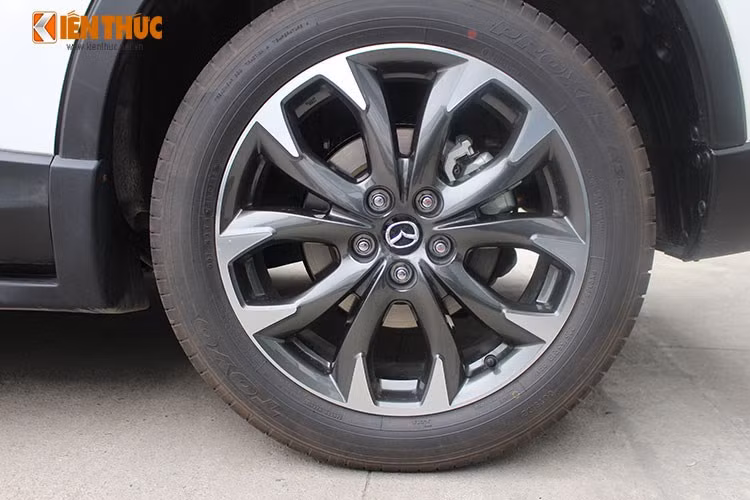 Xe Mazda CX-5 phiên bản 2016 còn được bổ sung đèn hậu LED tiêu chuẩn đi kèm bộ mâm 19 inch mới với thiết kế tạo cảm giác ba chiều độc đáo. Kích thước tổng thể của thân xe vẫn giữ ở mức 4.540 x 1.840 x 1.670mm (dài x rộng x cao), chiều dài cờ sở 2.700 mm, nắp ca-pô gồ cao cùng với hốc bánh xe lớn góp phần tạo sự cân đối hài hòa cho xe.