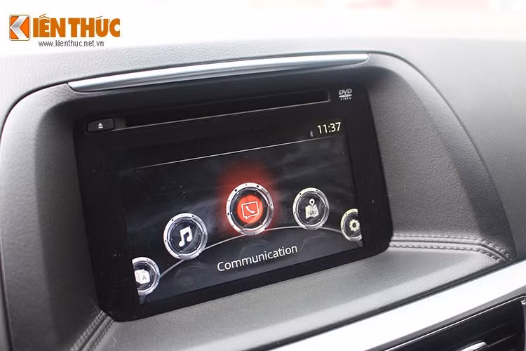 Những trang bị an toàn trên CX-5 2016 có thể kể đến hệ thống chống bó cứng phanh ABS, phân bổ lực phanh điện tử EBD, hỗ trợ phanh khẩn cấp EBA, cảnh báo phanh khẩn cấp ESS, cân bằng điện tử DSC, chống trượt TCS, chống lật RSC, hỗ trợ khởi hành ngang dốc HLA, camera lùi, 6 túi khí, cảm biến áp suất lốp, định vị GPS….