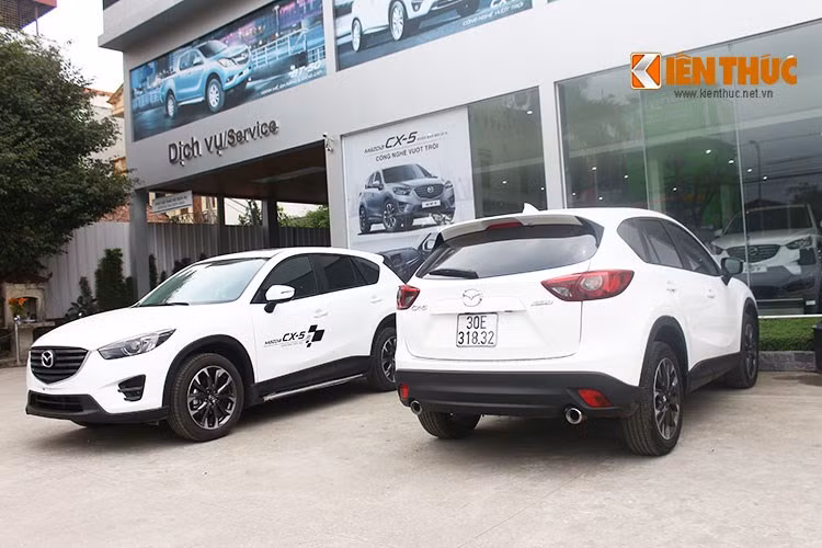 Với mức giá 849-950 triệu, CX-5 là mẫu xe có giá rẻ nhất phân khúc và doanh số cũng đứng đầu. Giá xe trong 2017 sẽ không giảm nhiều so với 2016 bởi thuế, phí không có nhiều biến động, mức giảm 30% thuế nhập khẩu từ ASEAN chỉ áp dụng cho số ít các mẫu xe trên thị trường. Được biết, tại thời điểm ra mắt thị trường Việt Nam phiên bản facelift 2016, Mazda CX-5 có mức giá công bố trên 1 tỷ đồng.