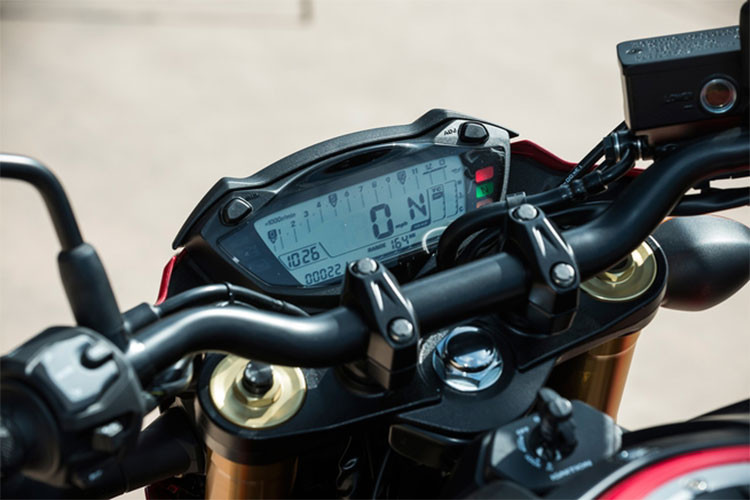 Bảng đồng hồ của xe sử dụng hoàn toàn dạng màn hình kỹ thuật số, có thể tùy chỉnh độ sáng tối để phù hợp quan tùy vào điều kiện ánh sáng. Bình xăng được thiết kế lớn và cơ bắp. Trong khi đuôi xe lại khá nhỏ gọn và đơn giản, làm nổi bật dàn chân với lốp kích thước 180 của xe.