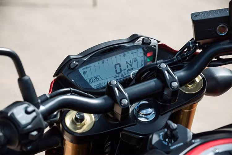 Bảng đồng hồ của xe sử dụng hoàn toàn dạng màn hình kỹ thuật số, có thể tùy chỉnh độ sáng tối để phù hợp quan tùy vào điều kiện ánh sáng. Bình xăng được thiết kế lớn và cơ bắp. Trong khi đuôi xe lại khá nhỏ gọn và đơn giản, làm nổi bật dàn chân với lốp kích thước 180 của xe.