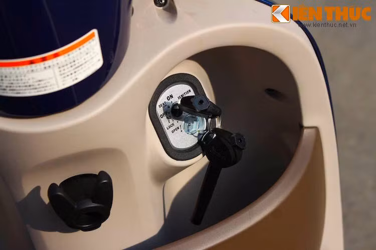 Chìa khoá từ của xe từ phiên bản 2015 đến 2018 không thay đổi, dạng khoá này cũng đã xuất hiện trên hầu hết các dòng xe Honda được sản xuất tại Việt Nam trước đây. Phía trước người lái là hộc đựng đồ tiện ích kèm theo xạc với cổng usb cho các thiết bị di động..