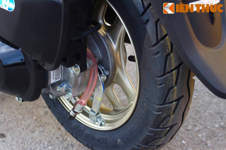 Honda Giorno có chiều dài 1.650 mm, rộng 670 mm và cao 1.035 mm. Dài cơ sở 1.180 mm, khoảng sáng gầm xe 105 mm và chiều cao yên 720 mm. Trọng lượng 81 kg. Bình xăng dung tích 4,5 lít, vành hợp kim 10 inch kết hợp với lốp 80/100. Trang bị an toàn với phanh trống cho cả 2 bánh và tích hợp hệ thống phanh kết hợp Combi Brake.