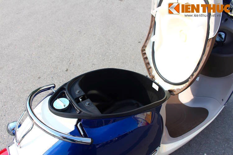 Dù có kích thước nhỏ nhưng Giorno sở hữu một khoang để đồ rất lớn bên dưới yên, đủ để chứa một mũ bảo hiểm nửa đầu và thừa sức để các chị em đựng túi xách hay các vật dụng lặt vặt khác. Nắp bình xăng nằm sau ngăn chứa đồ hoặc dưới sàn để chân phía trước ở phiên bản 2018.