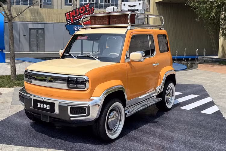 Baojun Yep tại Trung Quốc sở hữu thiết kế vuông vắn, khá giống với mẫu SUV Suzuki Jimny. Gầm xe cao, vòm chắn bùn mở rộng, cản trước hầm hố và có giá nóc chính là những chi tiết tạo nên phong cách off-road của mẫu xe này. Công nghệ LED được dùng cho cả cụm đèn pha và đèn hậu.