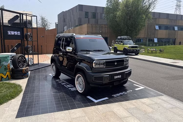 SAIC-GM-Wuling (SGWM) đã chính thức công bố ra mắt Baojun Yep 2023 mới – mẫu xe thuần điện mini cạnh tranh trực tiếp với BYD Dolphin và Wuling HongGuang MINI EV. Xe ra mắt lần đầu tiên tại Triển lãm ô tô Thượng Hải diễn ra hồi tháng 4, nhưng mới bắt đầu mở bán từ ngày 25/5 vừa qua.