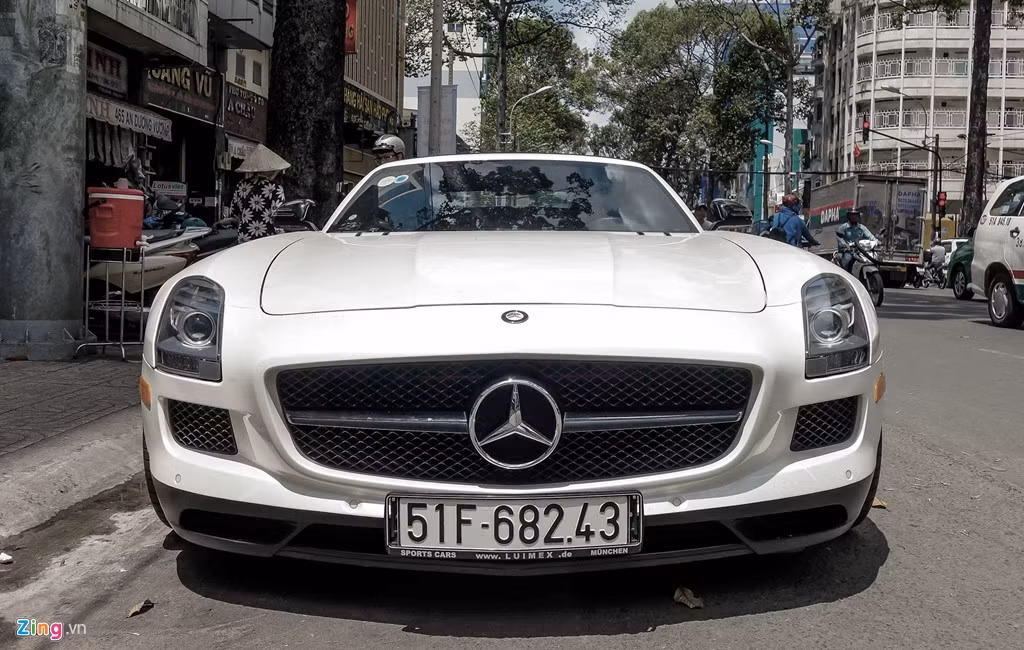 Tháng 5/2016, siêu xe Mercedes SLS Roadster đầu tiên và duy nhất được nhập về Việt Nam. Theo giới thạo tin, siêu xe này thuộc sở hữu của một đại gia nổi tiếng trong ngành cà phê có sở thích sưu tầm siêu xe màu trắng. Ngoài chiếc SLS mui trần, vị đại gia này còn sở hữu một chiếc SLS Coupe màu bạc đầu tiên tại Việt Nam.