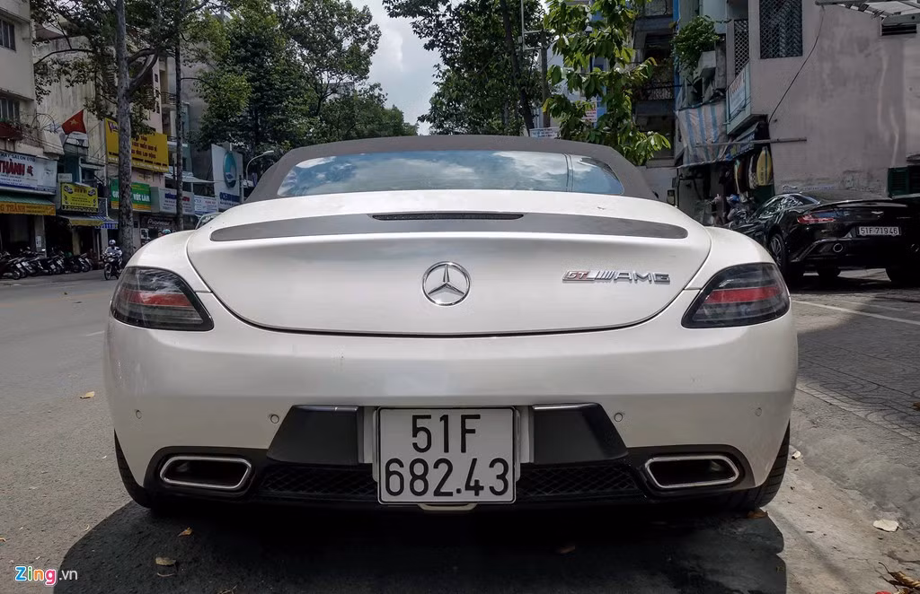 Xe Mercedes SLS Roadster sử dụng động cơ dung tích 6.2 lít, V8, công suất 591 mã lực tại 6.800 vòng/phút và 650 Nm tại 4.750 vòng/phút. Tăng tốc từ 0-100 km/h trong 3,7 giây, tốc độ tối đa 317 km/h.