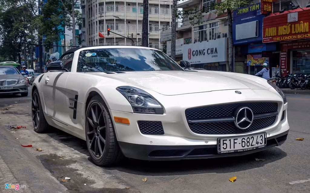 Tại Việt Nam, SLS coupe tiêu chuẩn có giá khoảng 12 tỷ đồng. Tuy nhiên với bản mui trần giới hạn, mức giá có thể lên tới 15 tỷ đồng.