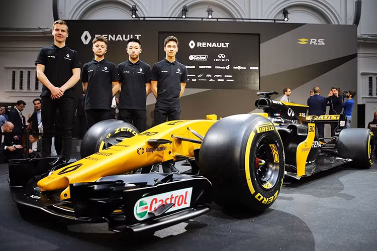 Ông Cyril Abiteboul, Tổng giám đốc Renault Sport Racing cho biết, "Chúng tôi đã bố trí một cách hoàn hảo từng bước đi trong năm 2017. Chiếc R.S.17 là thành quả sau rất nhiều giờ lao động tại cả hai trụ sở nghiên cứu và chế tạo. Đây là một chiếc xe mà chúng tôi có thể tự hào".