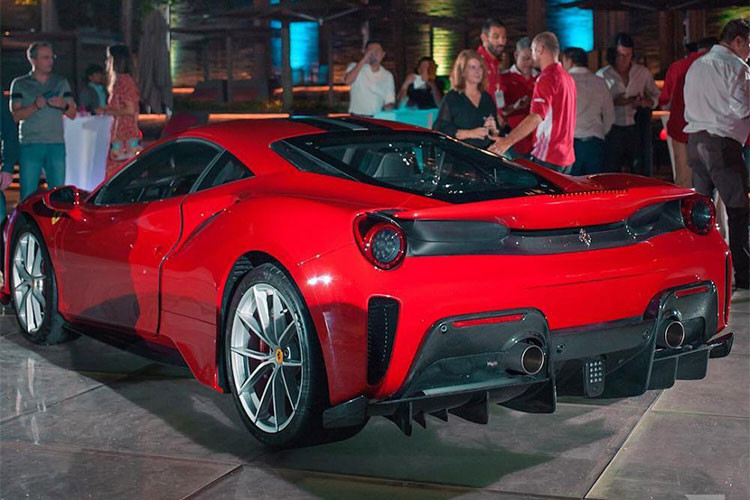 Ngoài động cơ V8 tăng thêm 50 mã lực so với 488 GTB, Ferrari 488 Pista còn có trọng lượng "giảm cân" khoảng 90 kg so với bản tiêu chuẩn, những điều này đã giúp Ferrari 488 Pista chỉ mất thời gian 2,85 giây là có thể tăng tốc từ 0-100 km/h trước khi đạt vận tốc tối đa 330 km/h.