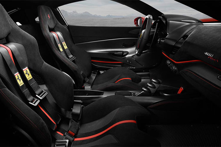 Cụ thể, Ferrari 488 Pista vẫn sử dụng động cơ xăng V8, tăng áp kép, dung tích 3,9 lít, tuy nhiên, "trái tim" này đã được hãng Ferrari tinh chỉnh lại nhằm mang đến công suất tối đa 711 mã lực tại tua máy 8.000 vòng/phút và mô-men xoắn cực đại 770 Nm tại tua máy 3.000 vòng/phút.