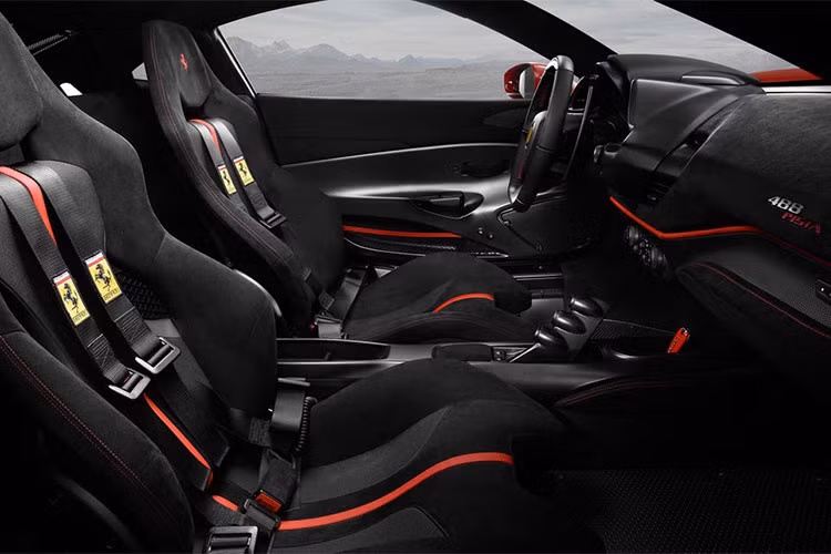 Cụ thể, Ferrari 488 Pista vẫn sử dụng động cơ xăng V8, tăng áp kép, dung tích 3,9 lít, tuy nhiên, "trái tim" này đã được hãng Ferrari tinh chỉnh lại nhằm mang đến công suất tối đa 711 mã lực tại tua máy 8.000 vòng/phút và mô-men xoắn cực đại 770 Nm tại tua máy 3.000 vòng/phút.