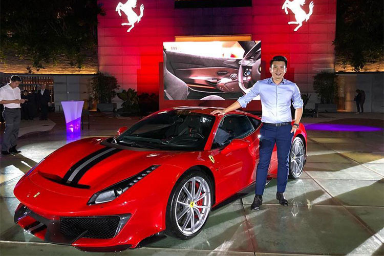 Ferrari 488 Pista mới được giới thiệu tại Singapore có ngoại thất sơn màu đỏ cùng đường sọc màu trắng và xanh dương kéo dài từ cản va trước lên nắp capô, trần xe hay đuôi xe tương tự như chiếc đầu tiên được giới thiệu tại triển lãm Geneva 2018 vào tháng 3 đầu năm nay.