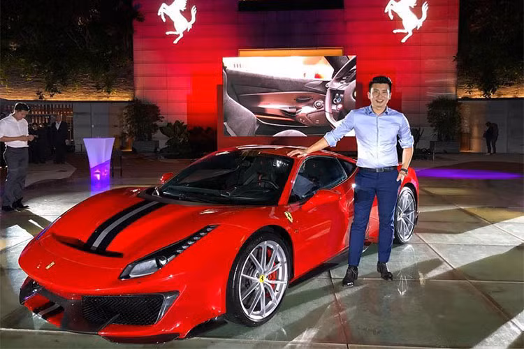 Ferrari 488 Pista mới được giới thiệu tại Singapore có ngoại thất sơn màu đỏ cùng đường sọc màu trắng và xanh dương kéo dài từ cản va trước lên nắp capô, trần xe hay đuôi xe tương tự như chiếc đầu tiên được giới thiệu tại triển lãm Geneva 2018 vào tháng 3 đầu năm nay.