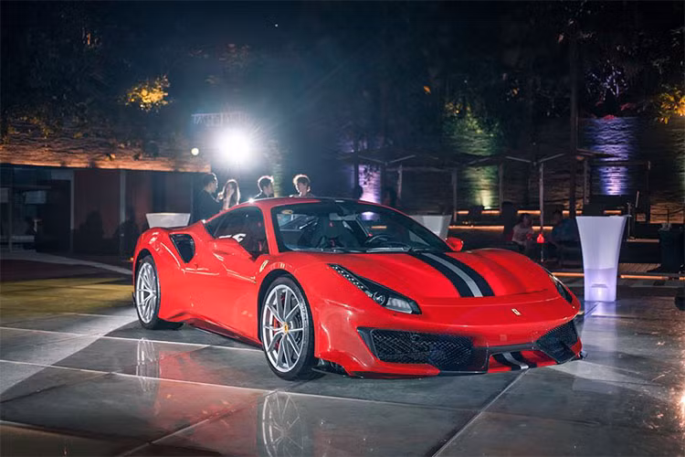 Giải đua Công thức 1 - F1 sẽ diễn ra từ ngày 14 đến 16/9 tại Singapore, chính vì thế, các hãng siêu xe đã tranh thủ đem những mẫu xe hot nhất của mình đến đảo quốc sư tử để giới thiệu với giới nhà giàu tại đây. Vào tối qua, ngày 13/9, hãng xe Ý đã giới thiệu siêu xe Ferrari 488 Pista với những người yêu xe tại Singapore.