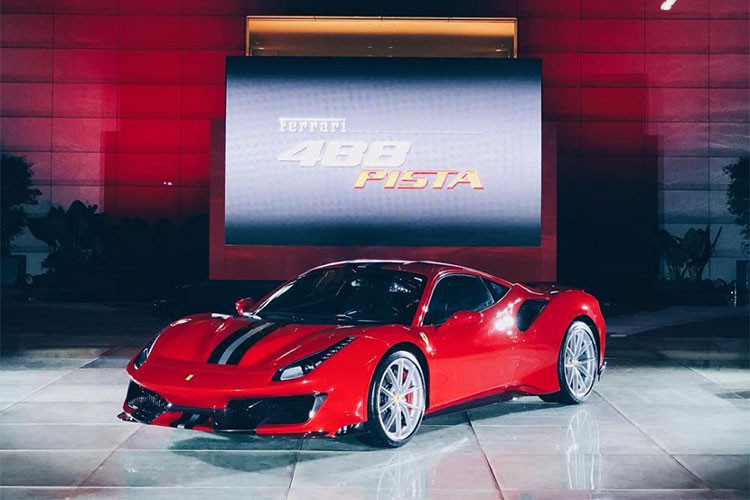 Hiện vẫn chưa rõ mức giá bán Ferrari 488 Pista tại thị trường Singapore, chỉ biết rằng, tại thị trường nước ngoài, siêu xe này có mức giá bán khởi điểm 325.000 USD (tương đương 7,4 tỷ đồng). Singapore cũng là nơi đầu tiên hãng siêu xe Ý trình làng chiếc 488 Pista tại Đông Nam Á.
